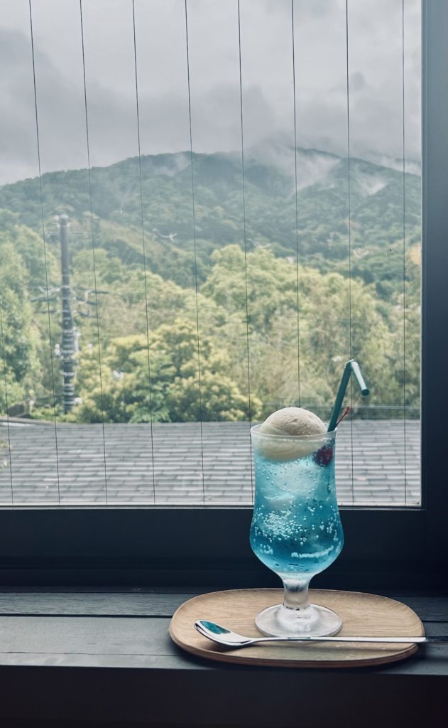 ラウンジの窓から見える景色とクリームソーダ。