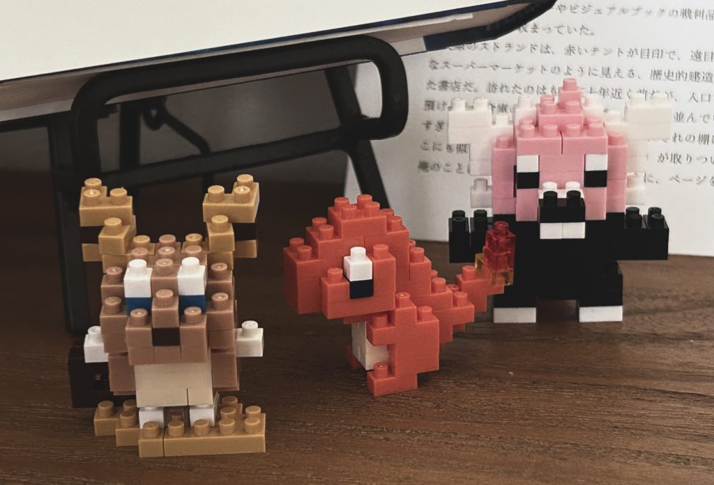 作りあげたナノミニ（ライチュウ（アローラのすがた）、ヒトカゲ、キテルグマ）を部屋のあちこちで撮っている。